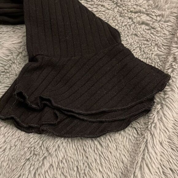 Forever 21 Crop top with Bell sleeves. Size Medium - Picture 3 of 5